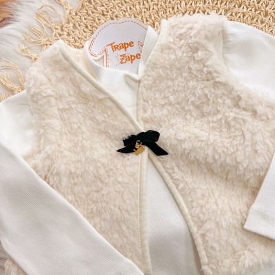  Conj. Colete de Pelinho, Blusa Gola Alta e Short Saia Quadriculado - Off White e Preto